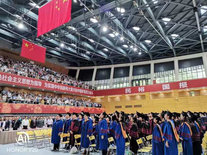 上科大举行2021届本科生和研究生毕业典礼暨学位授予仪式，钟南山院士出席并发表演讲