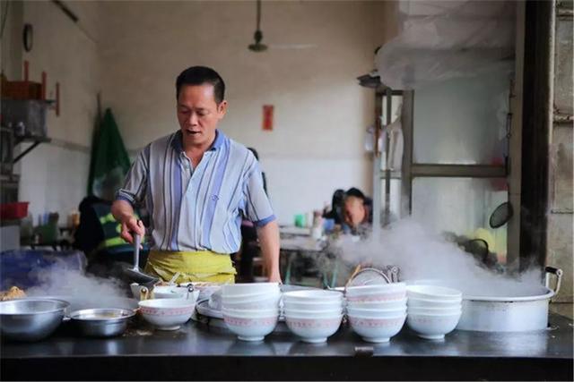 为了女儿能在上海中考，开早餐店的父亲特意考研，只为一张居住证